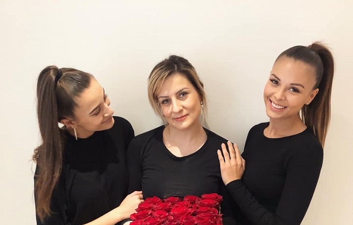 Monika s maminkou a sestrou.