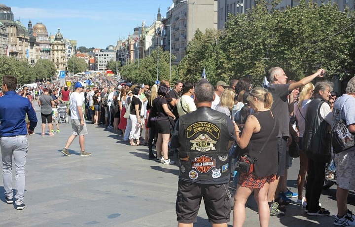 Václavské náměstí plné motorových fanoušků
