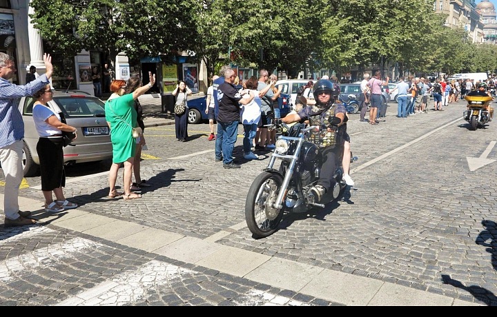 Motorkáři na Václavském náměstí