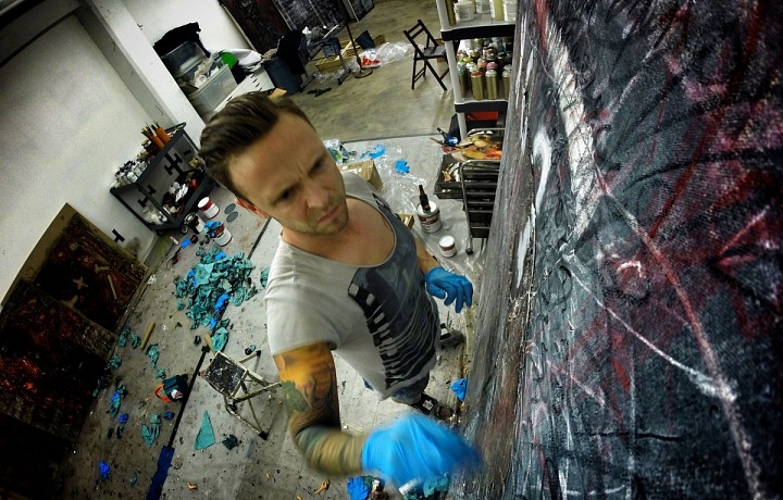 Do obrazů vkládá své pocity. 