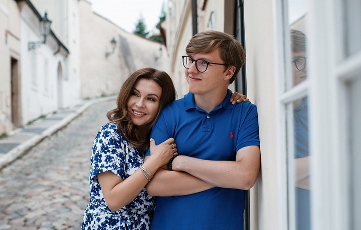 Syn Petr studuje v zahraničí. 