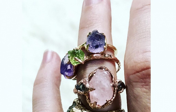 Herečka se věnuje i návrhům a výrobě šperků. 