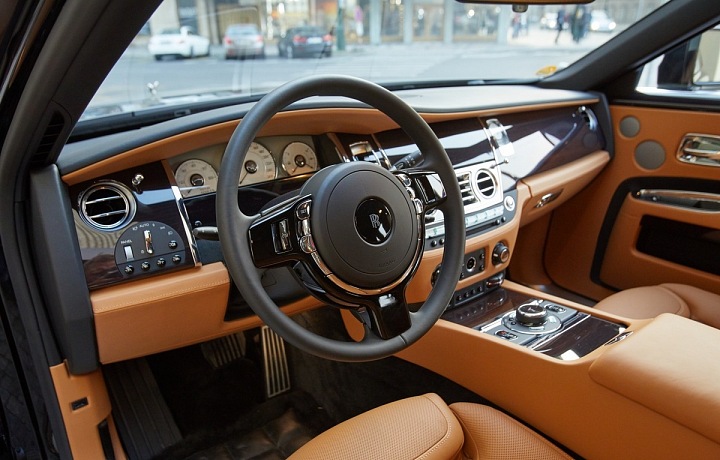 Rolls Royce Ghost přední interiér vozu