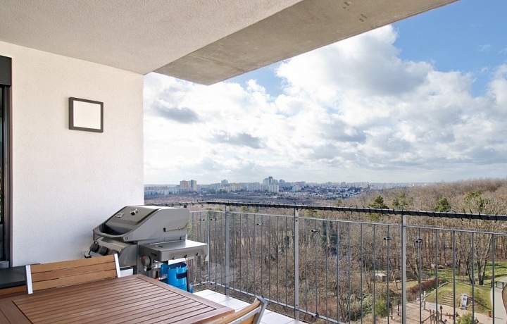 Prostorná terasa s luxusním grilem.