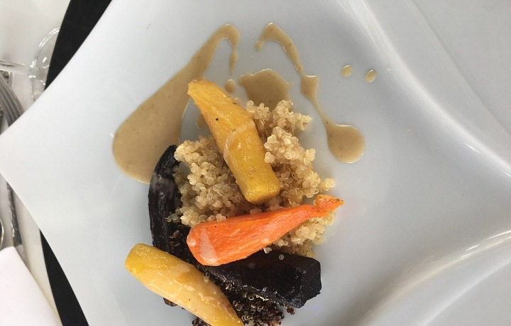 Dvoubarevná quinoa s mrkvičkou.