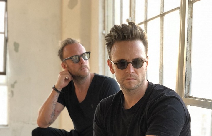 Bratr Karel je hudební producent, jsou na sebe mentálně napojeni. 