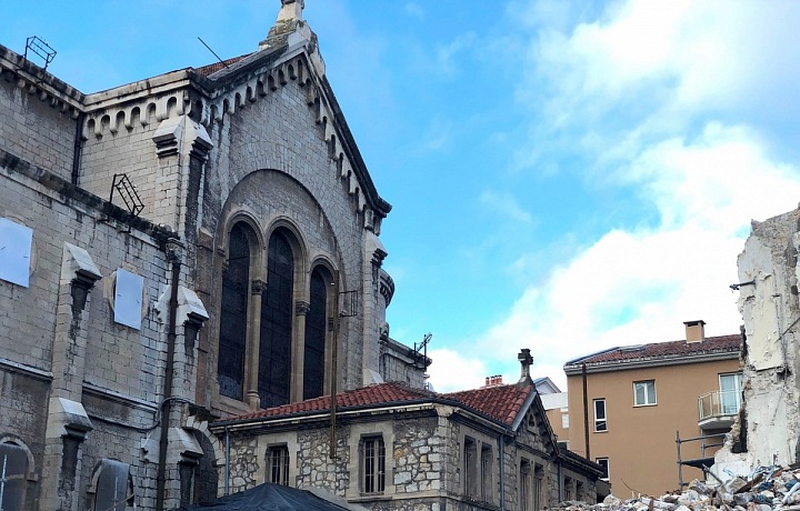 Naproti Palais de Festivals