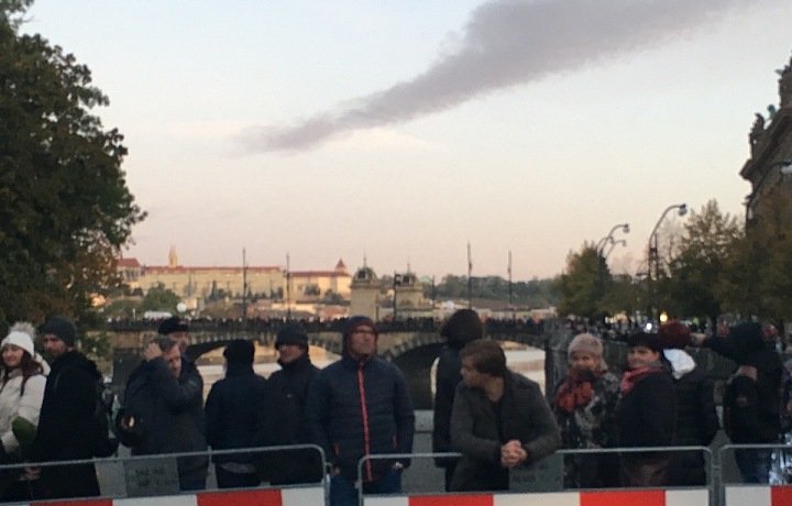 Fronta do paláce byla nekonečná. 