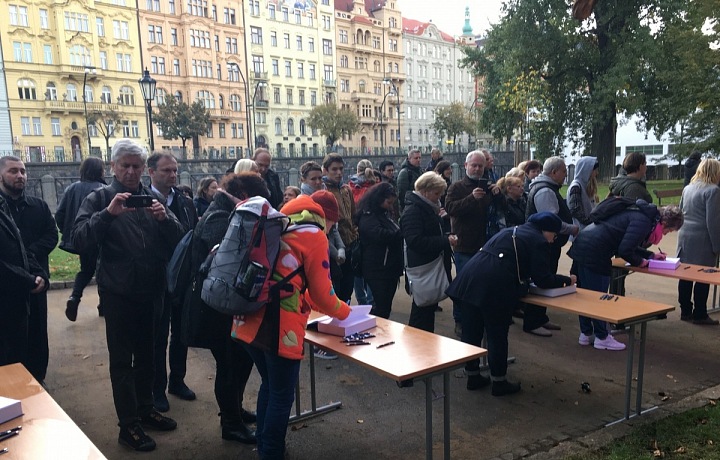 Organizátoři připravili několik kondolenčních knih. 