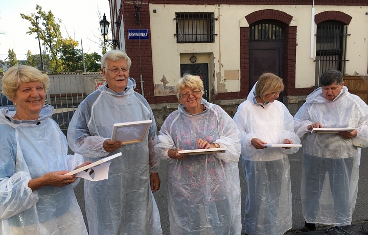 Správně oděni a připraveni si hrát. 