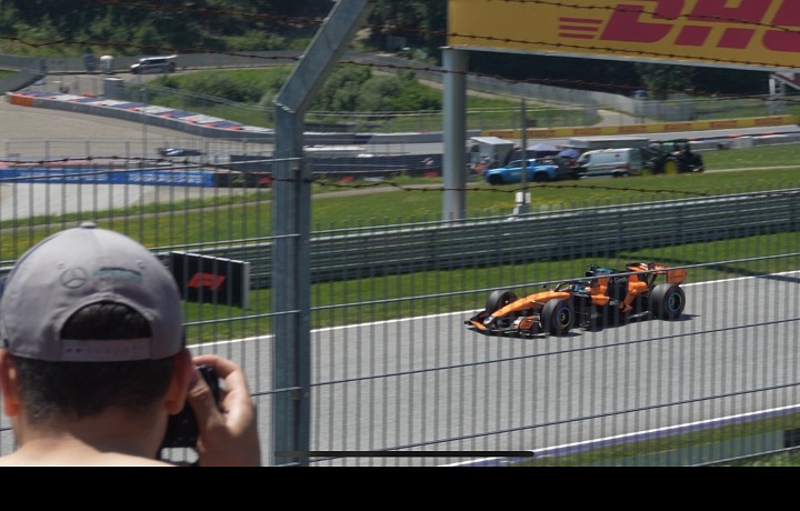 Závodní monopost týmu McLaren