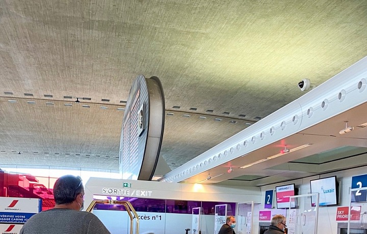 Letušky jsou za zábranou ze skla, dokumenty do rukou neberou.