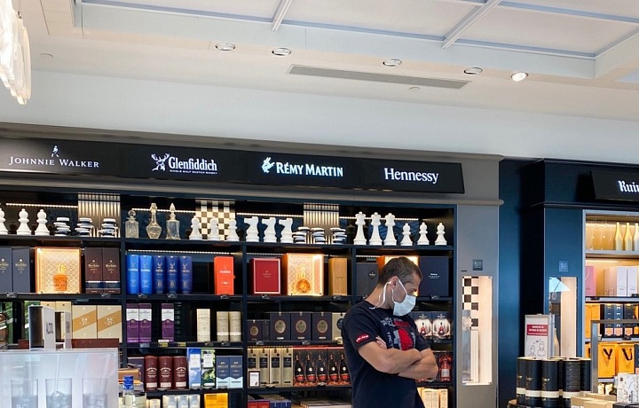 Duty free obchody jsou otevřené, butiky pořád ne.