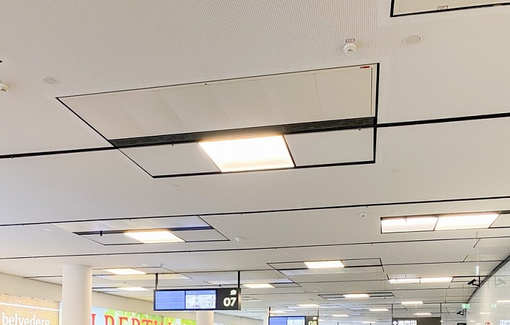 Příletová hala na letišti ve Vídni.