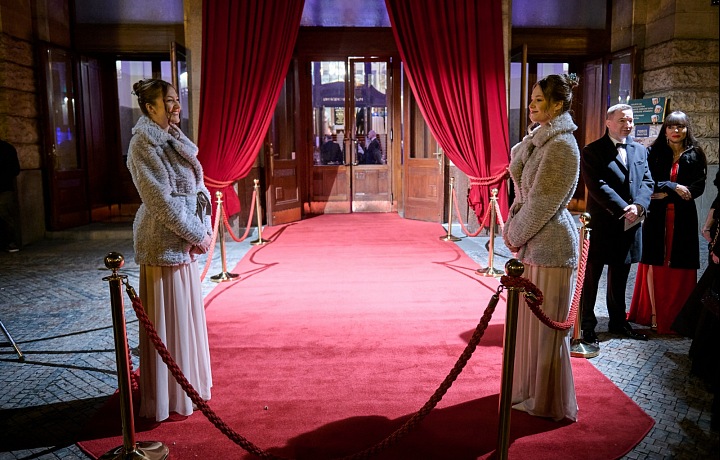 Příchod na Česko-Slovenský ples