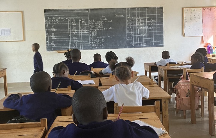 Děti ve škole mluví anglicky