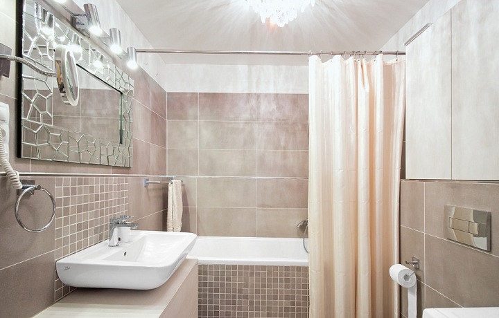 Koupelna je laděná do teplých tónů