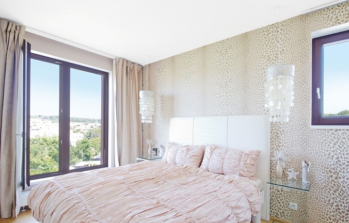 Ložnice s nevšední tapetou