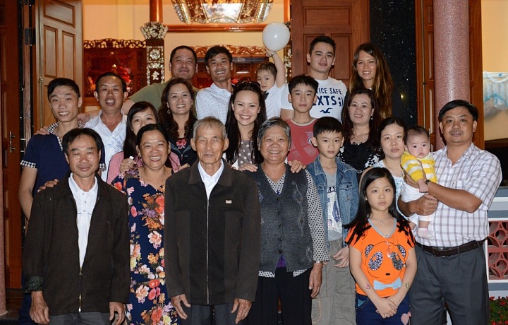 Monika sice vietnamsky neumí, ale učí se. 