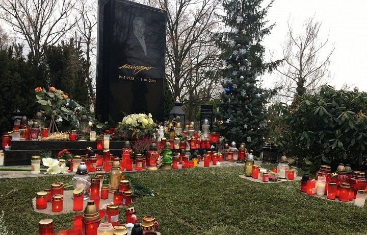 Místo u jeho domu zaplavují nyní svíčky hřbitov. 