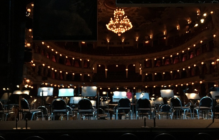 Pohled na jeviště z druhé strany