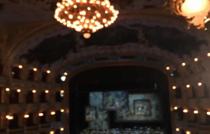 Výhled na jeviště z balkonu. 