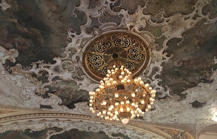 Freska na stropě nad hledištěm. 