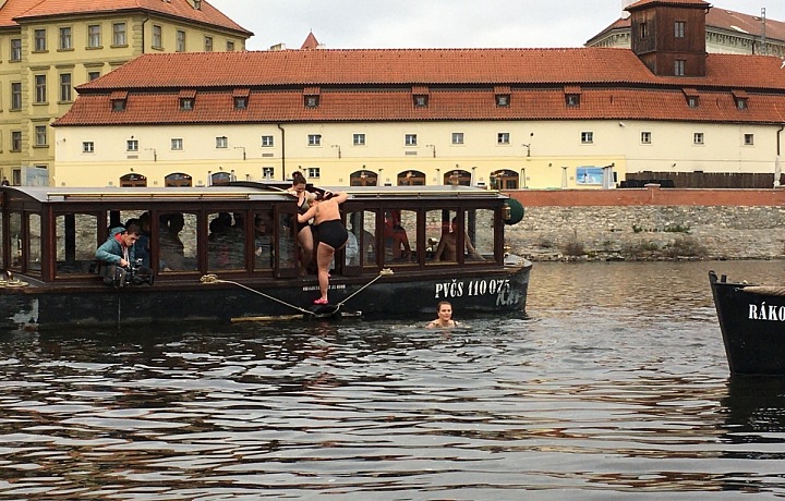 Jako první vstoupil do vody předseda, tzv. král pan Komárek. 