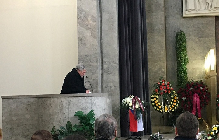 Jan Kačer měl závěrečnou tklivou řeč u rakve. 