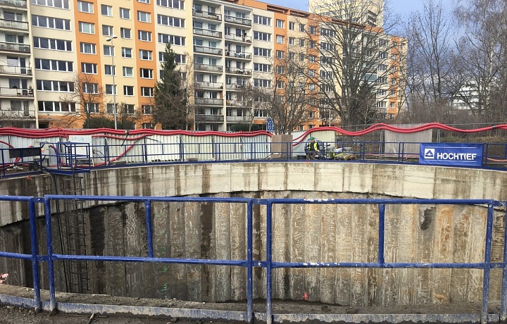 Člověk by nevěřil, jak hluboká propast se za zábradlím nachází. 