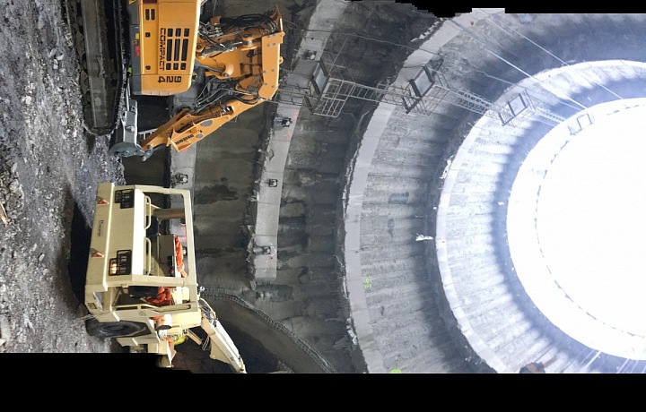 Panoramatický pohled ze dna jámy. 