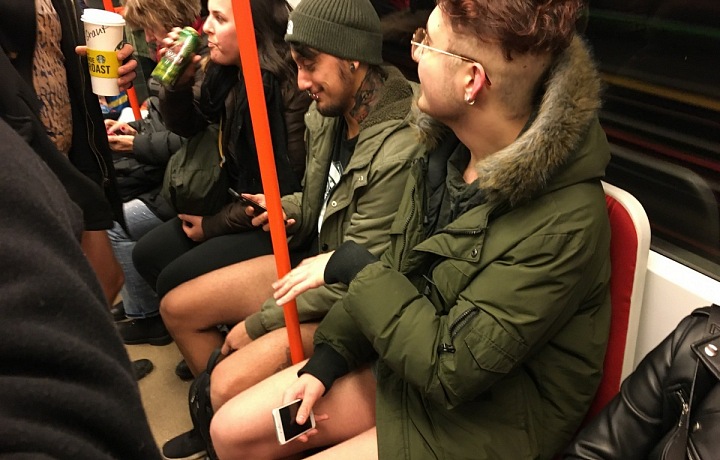 Ostatní cestující nevěřili svým očím. 