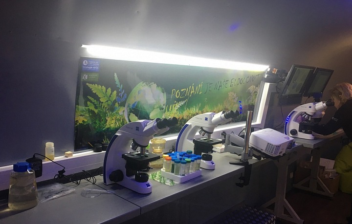 Biologické centrum přivezlo do Letňan vlastní techniku.