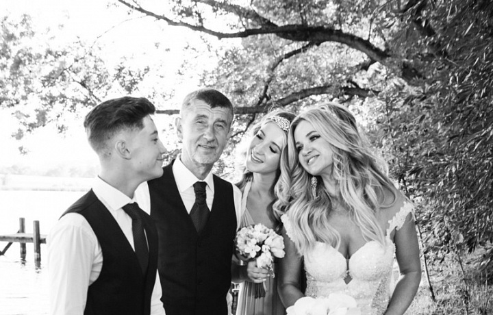 Loni si premiér Moniku po dvaceti letech soužití konečně vzal. 