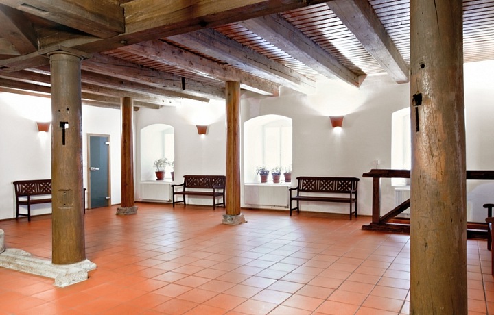 Prostorná Hala v historickém domě v pražské Tróji.