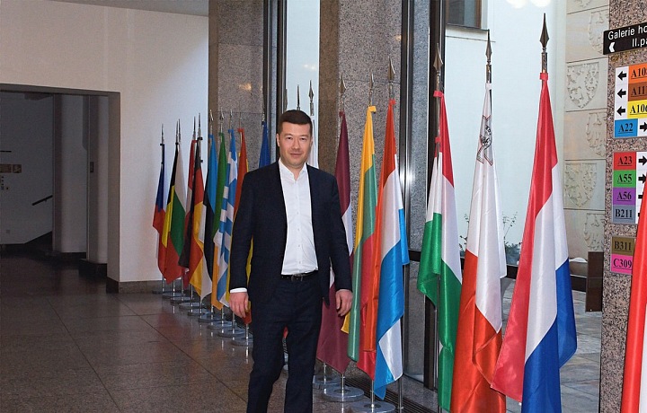 Ze všeho nejvíc se ale věnuje práci, politice. 