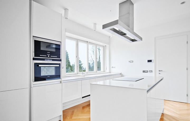 Moderní kuchyňská linka. 