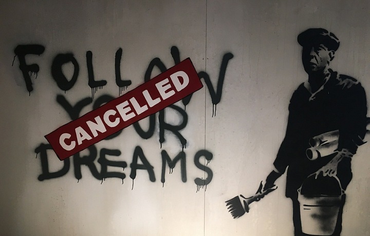 Banksy upozorňuje díly na současné problémy. 