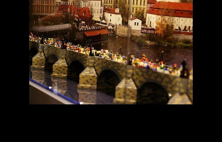 Dominantou Muzea Kostek na Národní třídě v Praze je i Karlův most