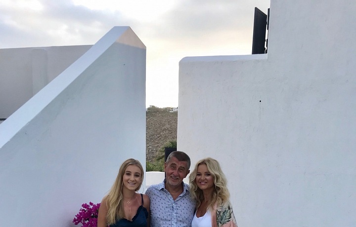 Občas si s rodinou dopřeje i malou dovolenou.