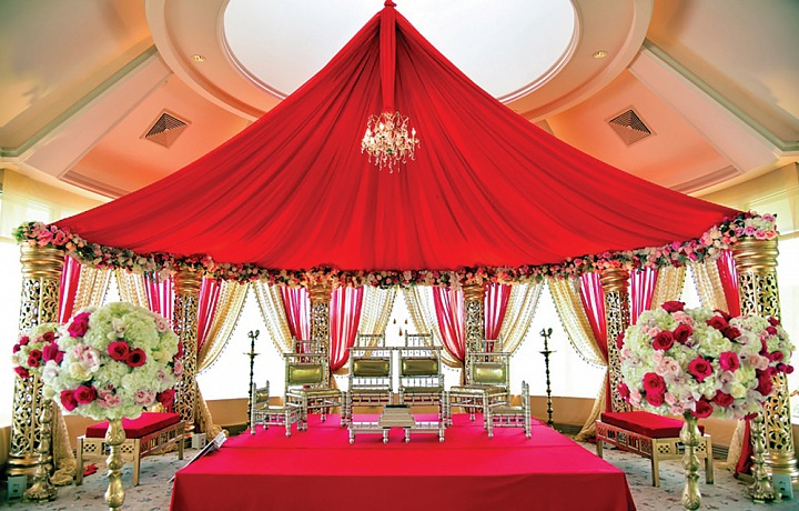 Tradiční indická svatba se odehrává venku pod baldachýnem, známým jako mandap