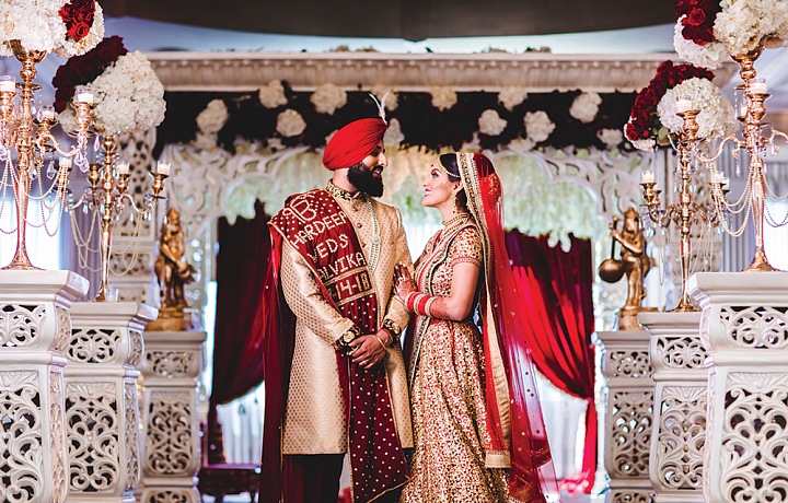 Tradiční indická svatba se odehrává venku pod baldachýnem, známým jako mandap