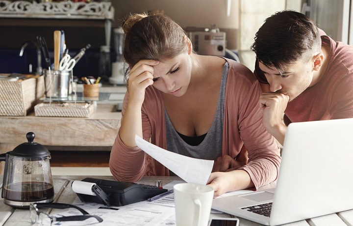 Mladý pár je nespokojený s končící smlouvou na pronájem