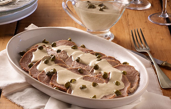 Mezi oblíbená jídla patří „vitel tuné“ (plátky telecího masa podávané se smetanovou omáčkou ze sardel a tuňáka) 