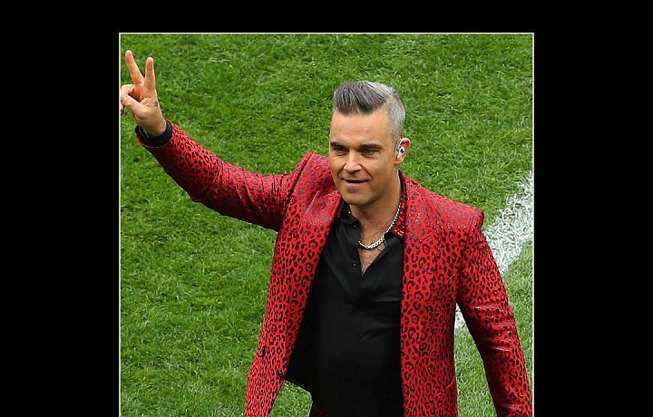 Robbie Williams během svého vystoupení na FIFA 2018