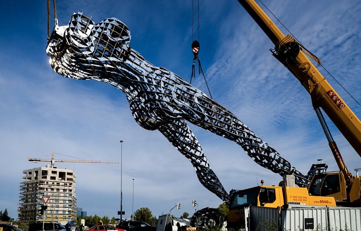 Instalace sochy Lilith na budovu Fragment.