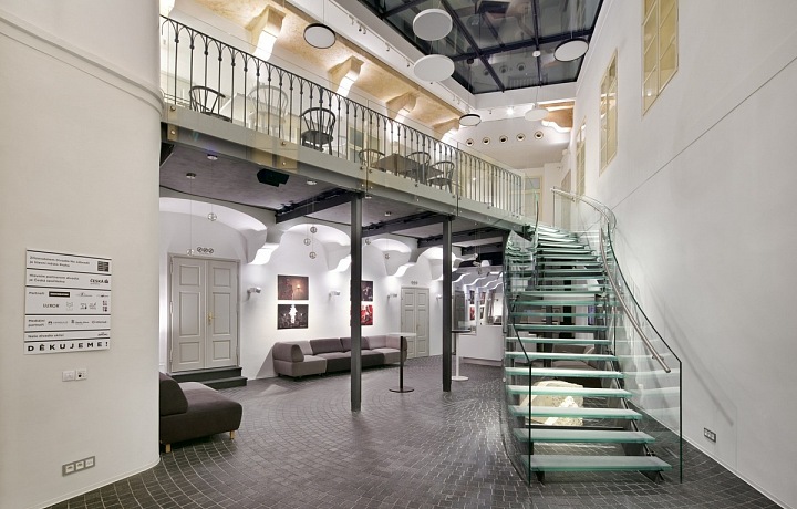 Interiér divadla Na Zábradlí. 