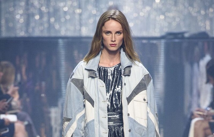 Třpytivé látky a luxusní metalické odlesky.