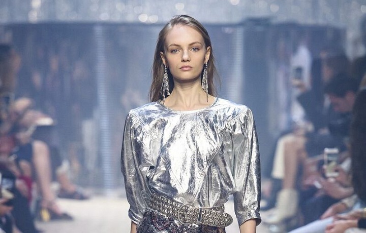 Třpytivé látky a luxusní metalické odlesky.