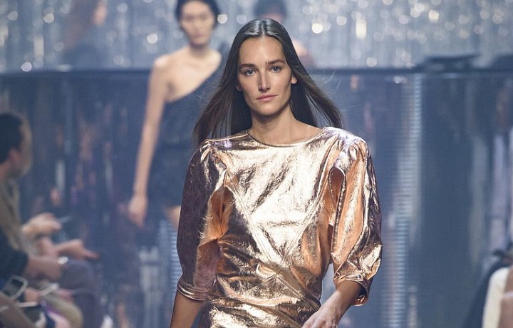 Třpytivé látky a luxusní metalické odlesky.